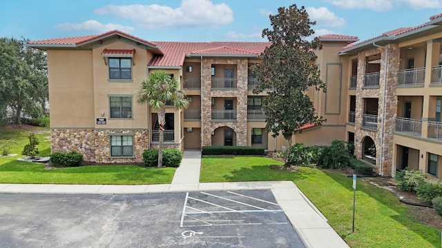 909 Charo Pkwy Unit 1021, Davenport, FL 33897 - view of property featuring uncovered parking
