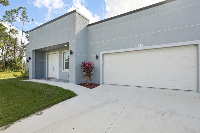 view of front of home featuring a front yard and a garage