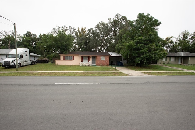 view of front of house featuring a front lawn