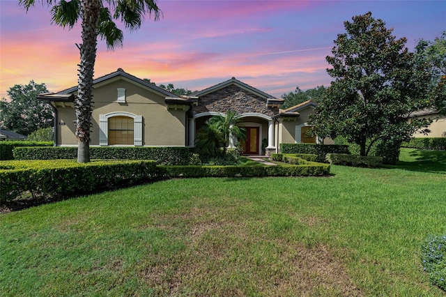 view of front of property featuring a yard