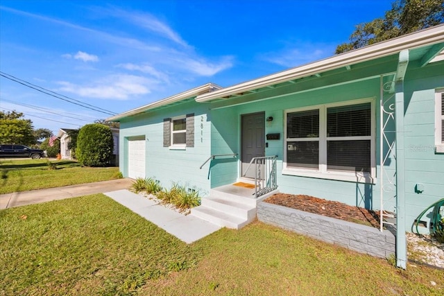 view of front facade featuring a front lawn and a garage