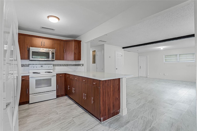 kitchen featuring a textured ceiling, kitchen peninsula, electric range, and tasteful backsplash