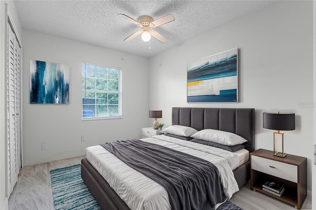 bedroom featuring a textured ceiling and ceiling fan