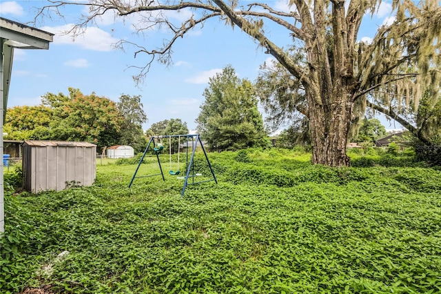 view of yard with a shed