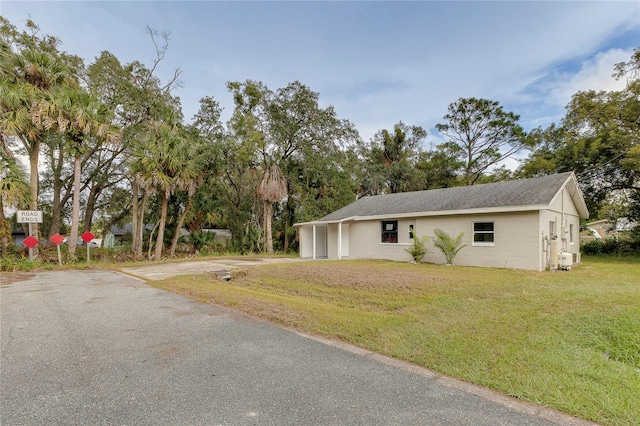 view of front of property featuring a front yard