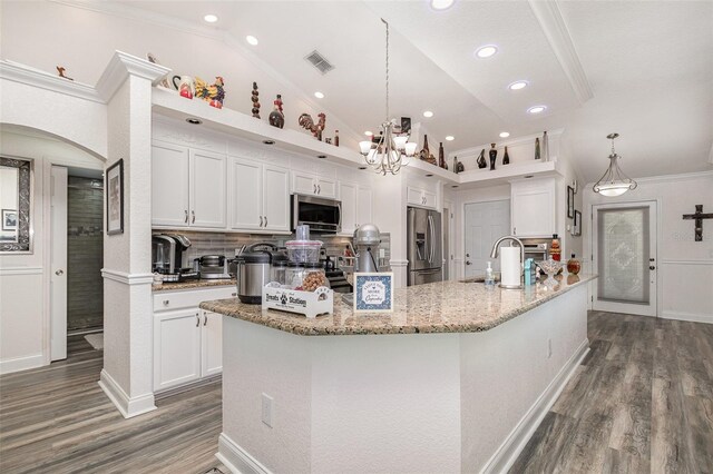 kitchen featuring stainless steel appliances, a spacious island, sink, pendant lighting, and white cabinetry