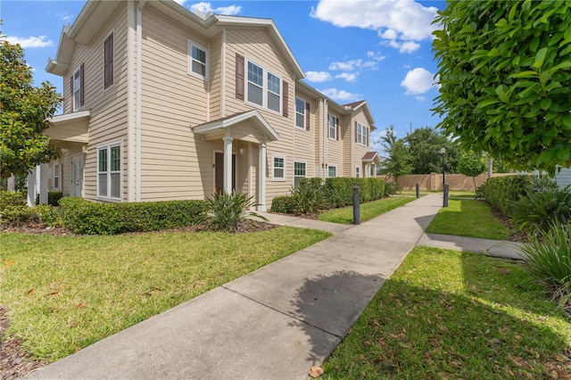 view of front of property featuring a front lawn