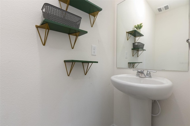 bathroom featuring sink