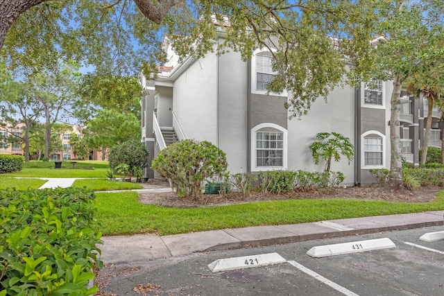 view of front facade with a front yard