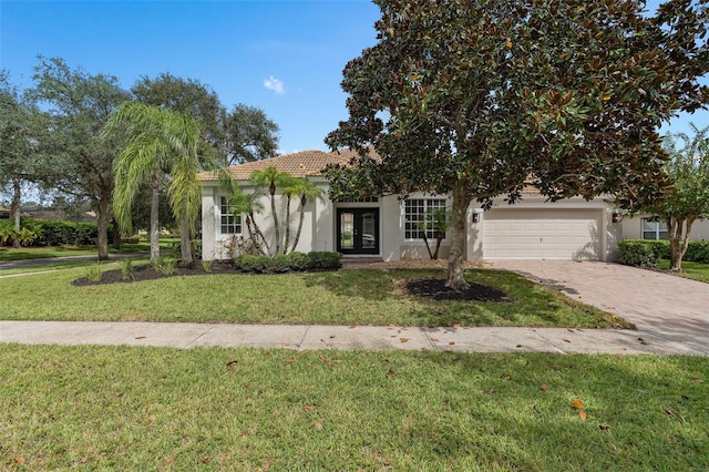 view of front of property featuring a front lawn