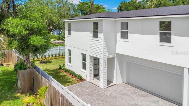 view of front of home featuring a front yard and a garage