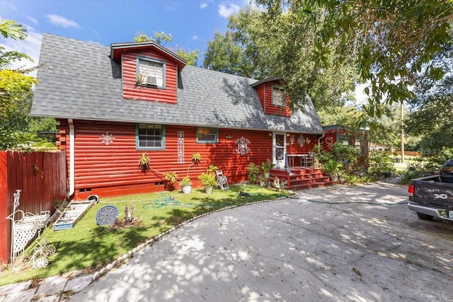 cabin featuring a front yard