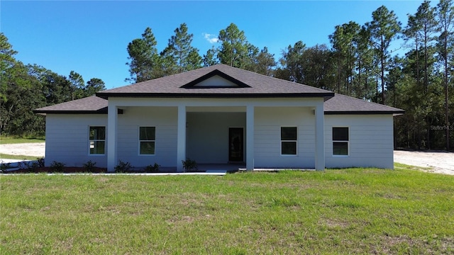 view of front facade featuring a front lawn