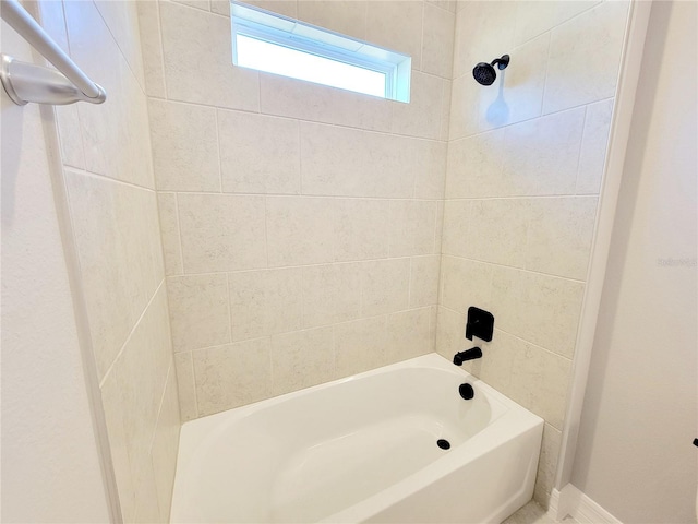 bathroom featuring tiled shower / bath combo