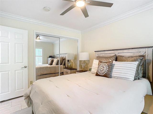 bedroom with a closet, light wood-type flooring, crown molding, and ceiling fan