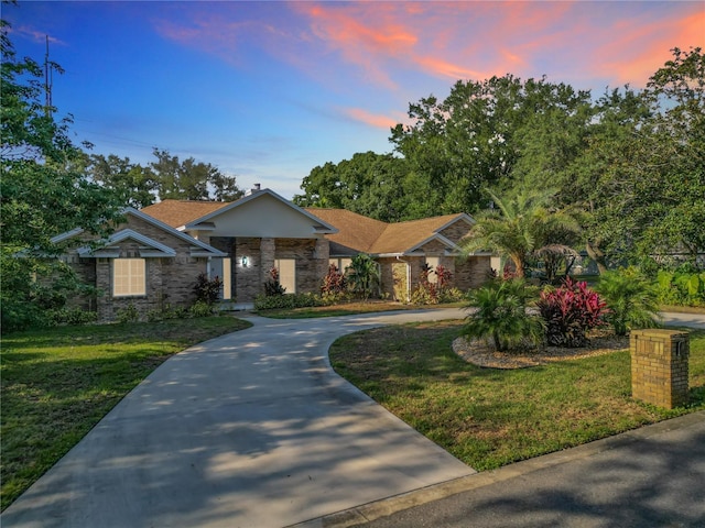 view of front of property featuring a lawn