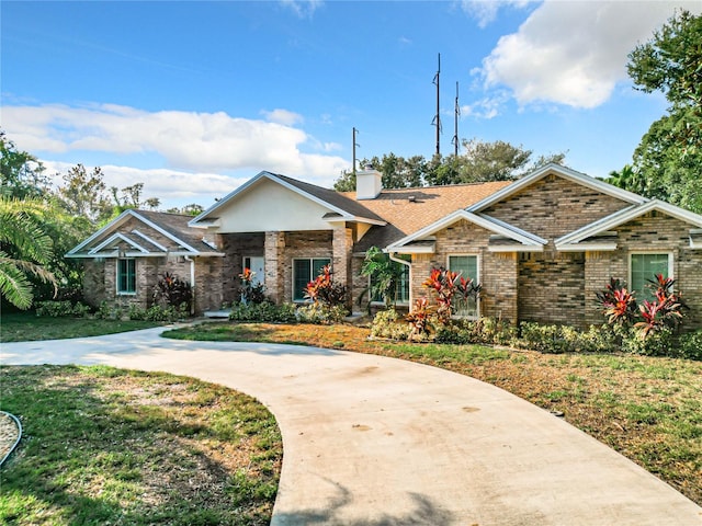 view of front of home featuring a front lawn