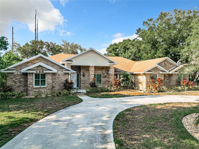 ranch-style home featuring a front lawn