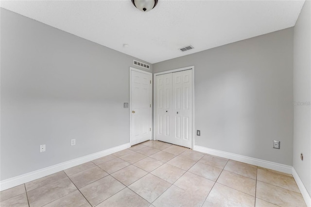 unfurnished room featuring light tile patterned floors