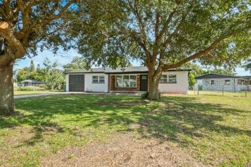 ranch-style home with a front yard