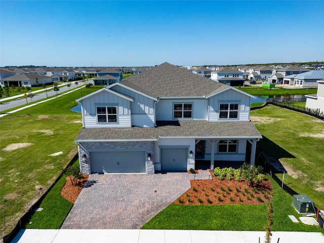 view of front of home featuring a front lawn and a garage