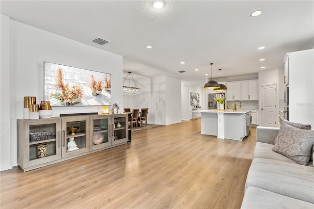 890 Terrapin Dr, Debary, FL 32713 - living area featuring visible vents, baseboards, light wood-type flooring, and recessed lighting