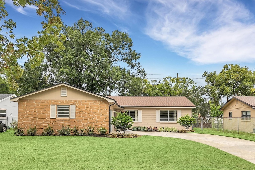 ranch-style house with a front yard