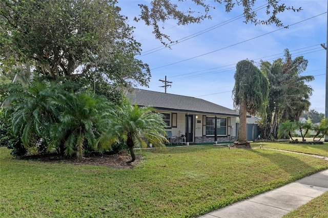 ranch-style house featuring a front yard