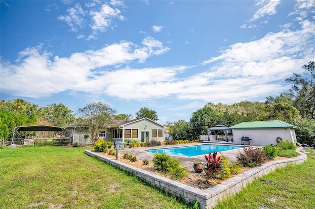 view of swimming pool featuring a yard