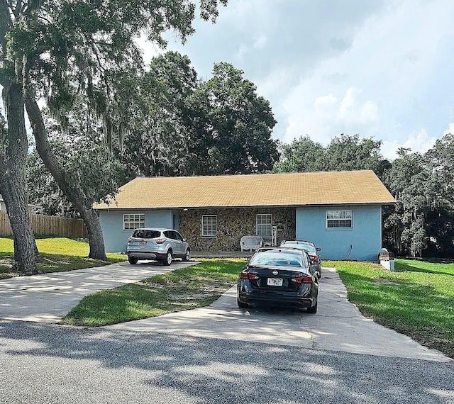 single story home featuring a front yard