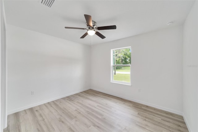 unfurnished room featuring light wood-type flooring and ceiling fan