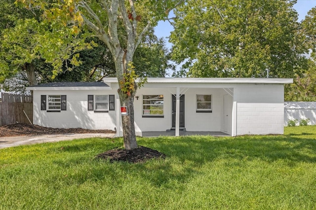 single story home featuring a front yard