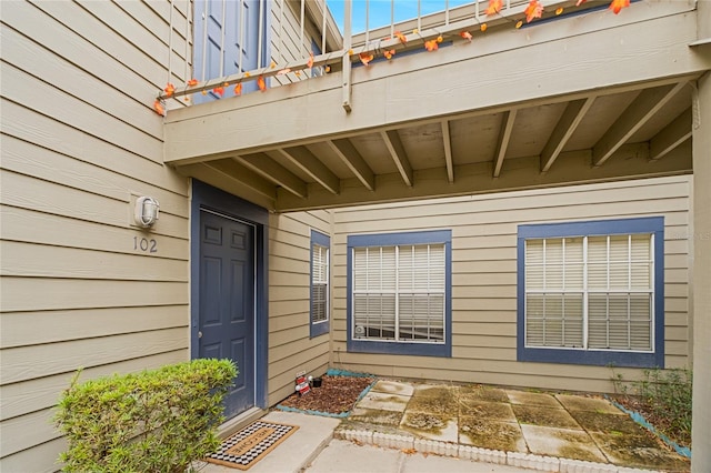 property entrance featuring a balcony