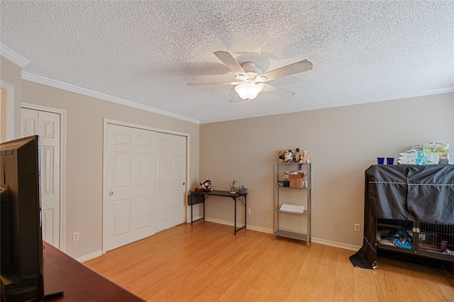 miscellaneous room with ceiling fan, a textured ceiling, light hardwood / wood-style floors, and crown molding