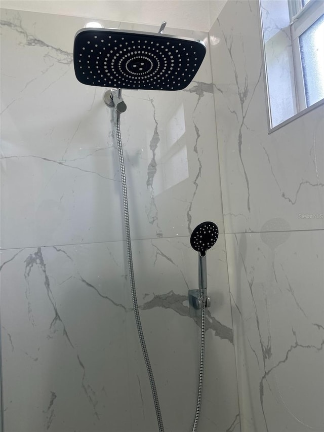 details featuring tiled shower