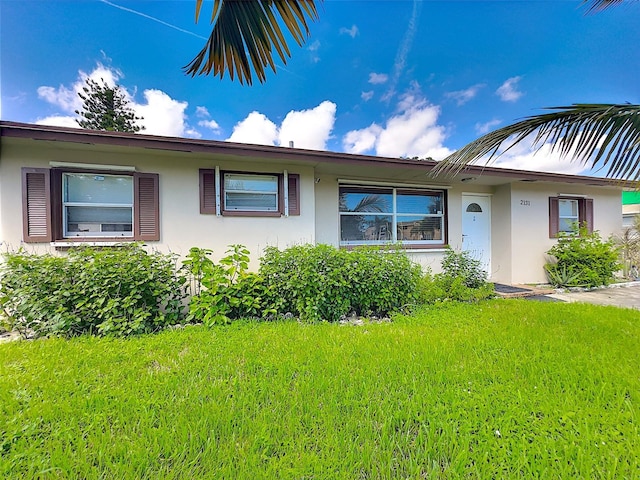 view of front of property featuring a front lawn