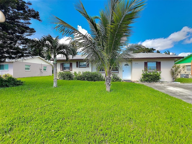 ranch-style home featuring a front lawn