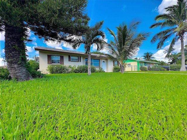 view of front of home featuring a front yard