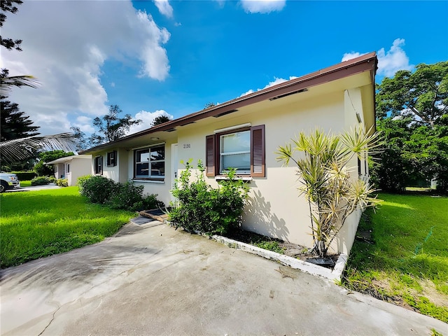 ranch-style home featuring a front lawn