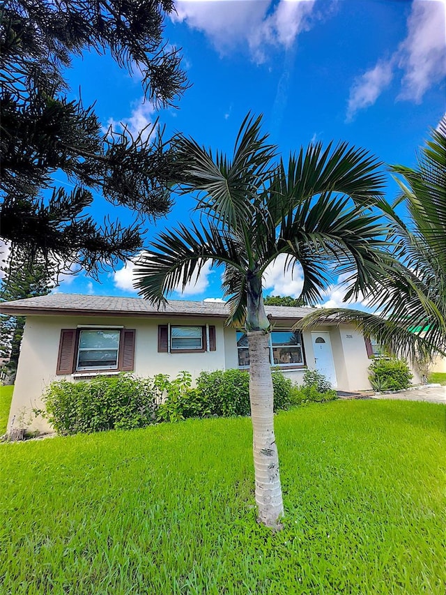 view of front of home featuring a front yard