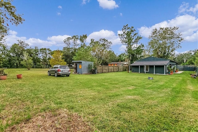 view of yard featuring a shed