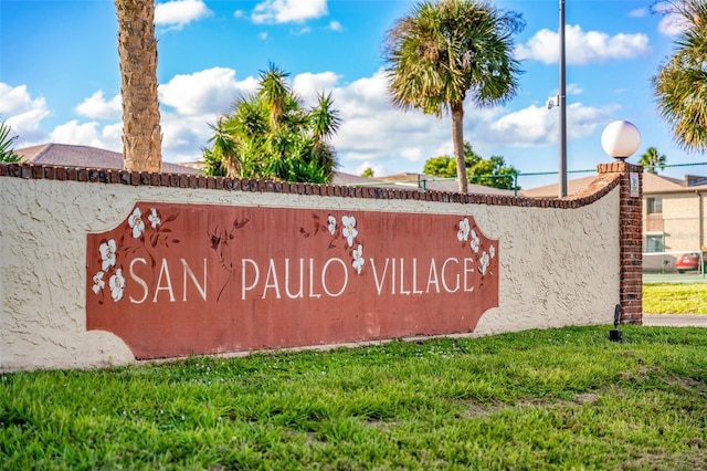 community sign with a lawn