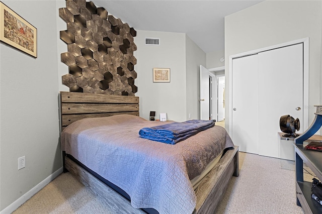 bedroom featuring carpet flooring and a closet