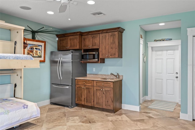 kitchen with stainless steel appliances, sink, and ceiling fan