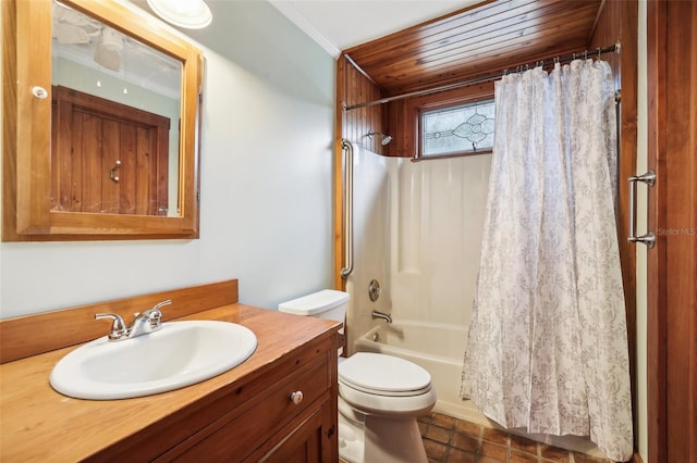 full bathroom featuring shower / bath combo with shower curtain, vanity, ornamental molding, and toilet