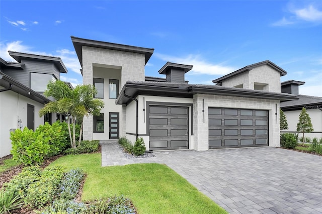 view of front facade featuring a front lawn and a garage