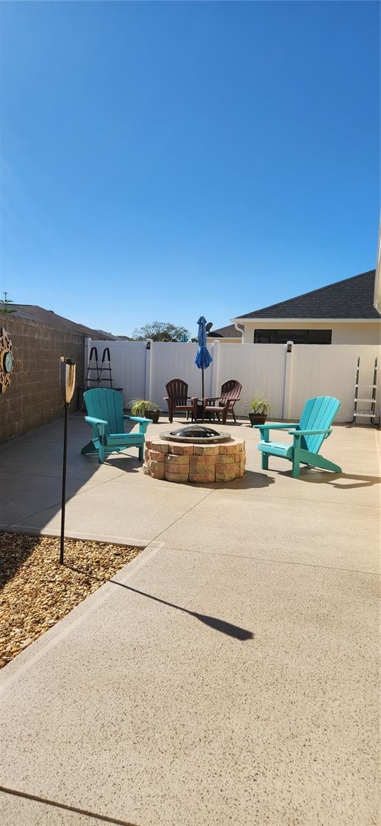 view of patio with a fire pit