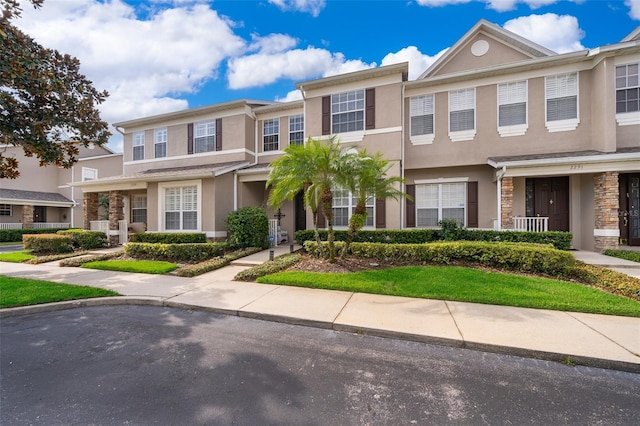 townhome / multi-family property featuring cooling unit