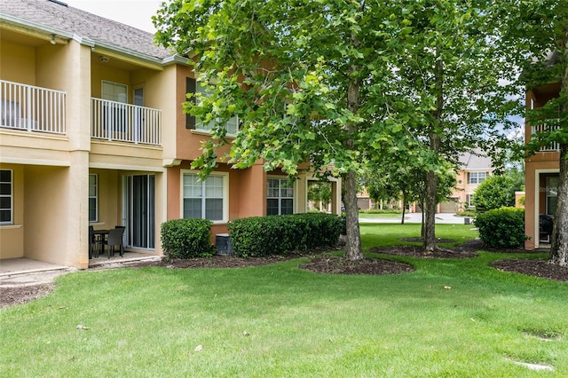 view of yard featuring a balcony