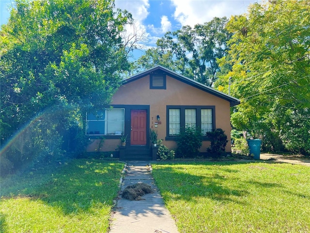 view of front of property featuring a front lawn